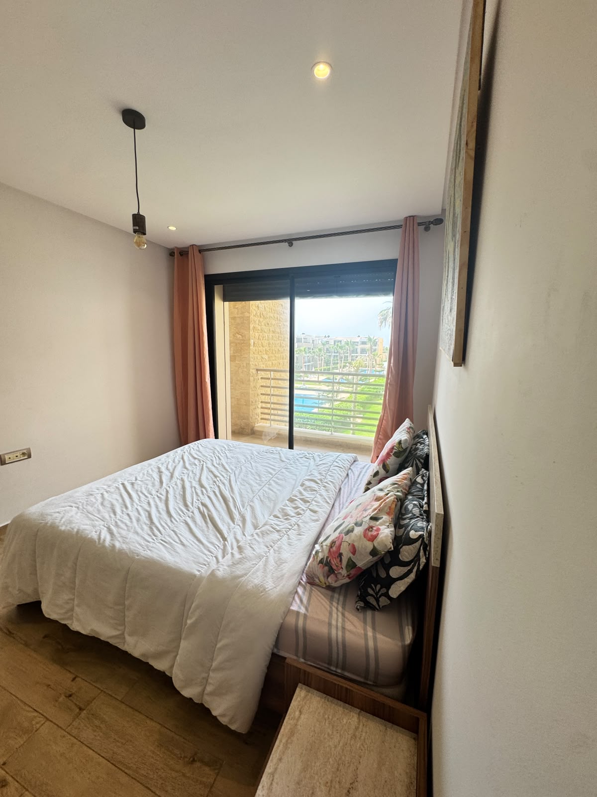 Appartement haut standing plage des nations. 2 chambres agréables. Avec ascenseur et espace vert