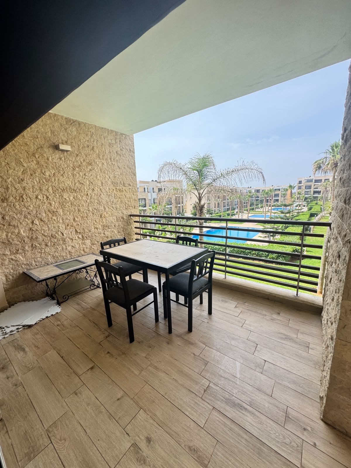 Appartement haut standing plage des nations. 2 chambres agréables. Avec ascenseur et espace vert