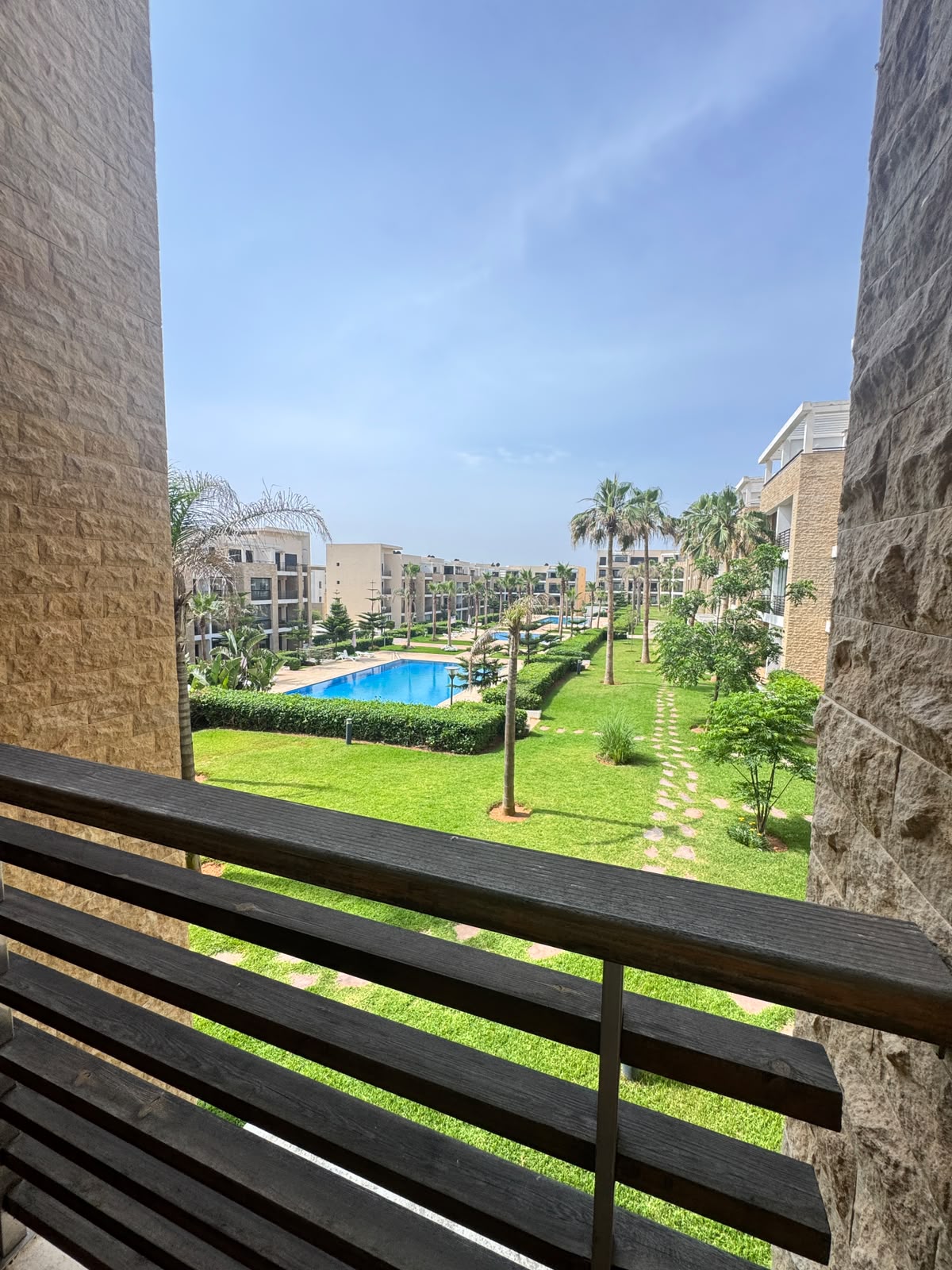 Appartement haut standing plage des nations. 2 chambres agréables. Avec ascenseur et espace vert